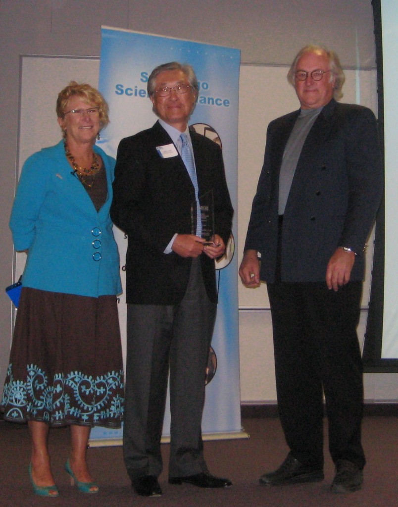 Dr. Jeffrey Chang wins the San Diego Science Alliance Partnership Award at a ceremony on May 21st, 2009. He is accompanied by SDSA Executive Director Nancy Taylor and SDSA Preseident Rick Beach. Photo courtesy of SDSA.